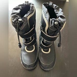 Boys size 4 winter boots